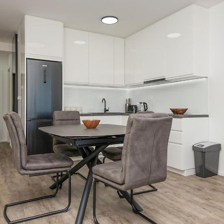 Stunning Apartment In Tucepi With Kitchen Zewnętrze zdjęcie